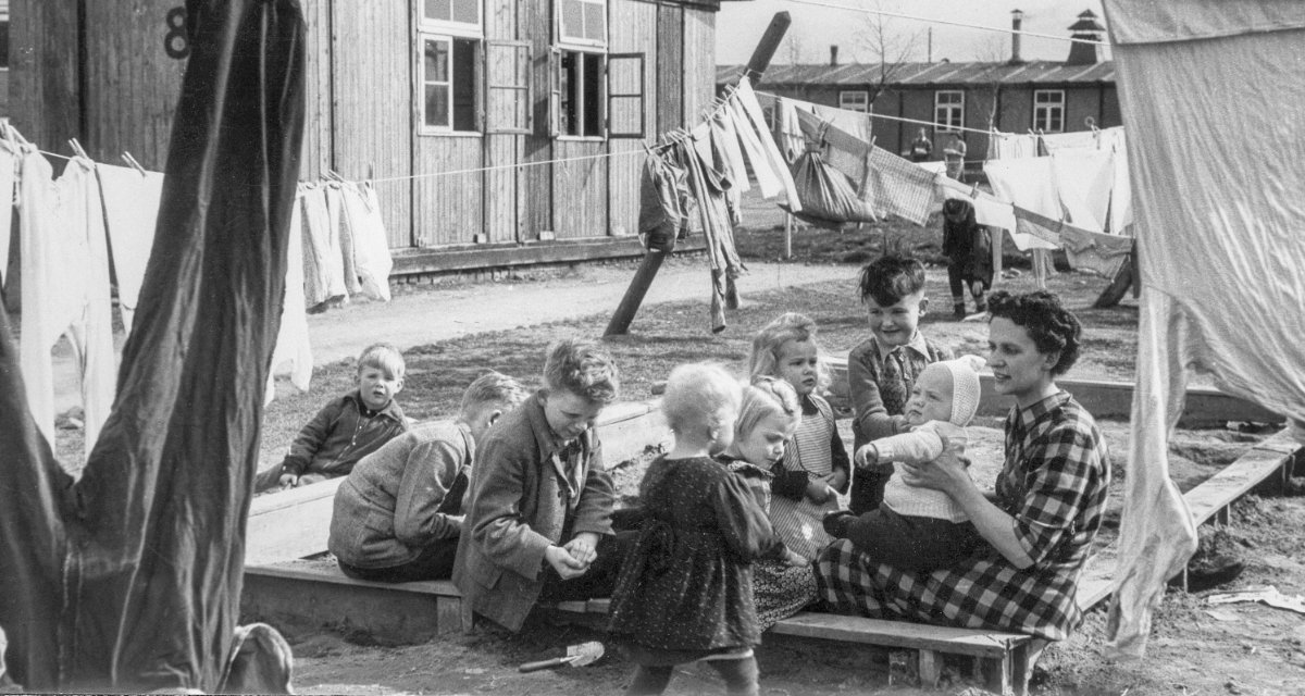 1953: Flüchtlingsunterbringung. Mehr als 120.000 Menschen leben in provisorischen Behausungen, wie hier in Freiburg-Betzenhausen.
