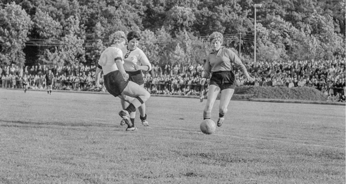 1963: „Damenfußball“: Internationales Spiel in Metzingen zwischen einer Auswahl der Niederlande und der Bundesrepublik.