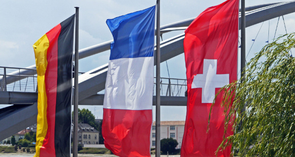 Dreiländerbrücke in Weil am Rhein mit Flaggen von Deutschland, Frankreich und der Schweiz. Foto: pixabay | hpgruesen