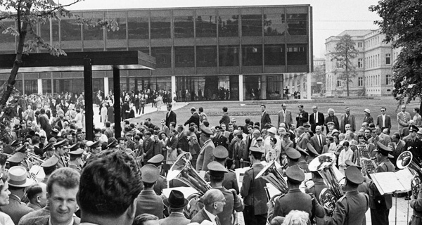 Einweihung des Landtags von Baden-Württemberg 1961 mit einem Bürgerfest. Foto: LMZ BW