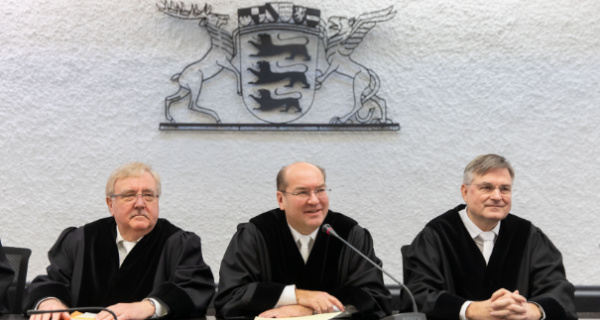 Die Gruppe der Berufsrichter: Präsident Prof. Dr. Malte Graßhof (Mitte), Dr. Franz-Christian Mattes (links) und Jürgen Gneiting.