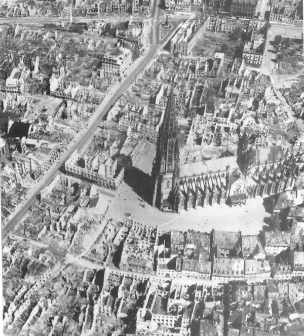 Freiburg: kriegszerstörte Altstadt mit Münster Luftbild 1946.